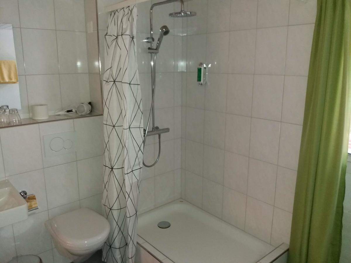 Hotel Garni Frohsinn Uttwil エクステリア 写真